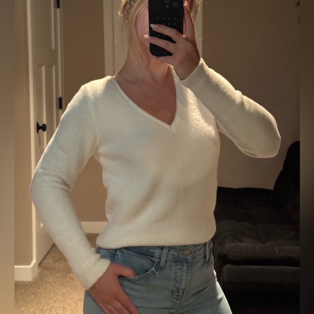 NWT Zara V-Neck White Sweater